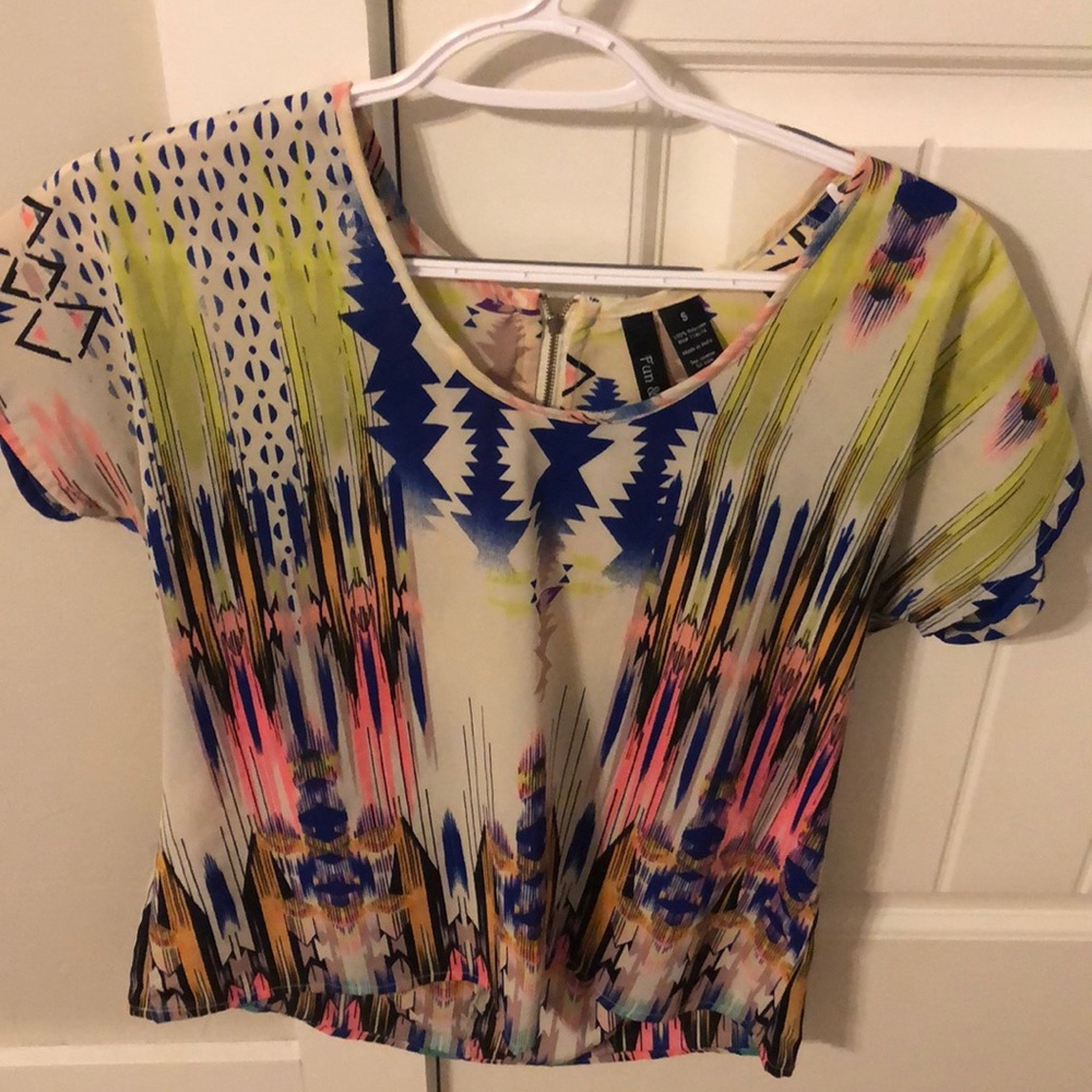 Bold and vibrant pattern blouse zip back